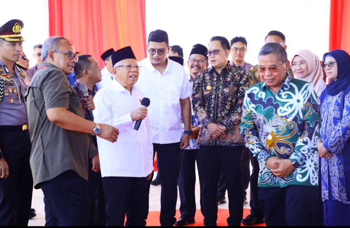 Pj. Gubernur Jawa Timur, Adhy Karyono, mendampingi Wakil Presiden Republik Indonesia, Ma'ruf Amin, dalam peninjauan Pabrik pengolahan limbah B3 di Pasuruan
