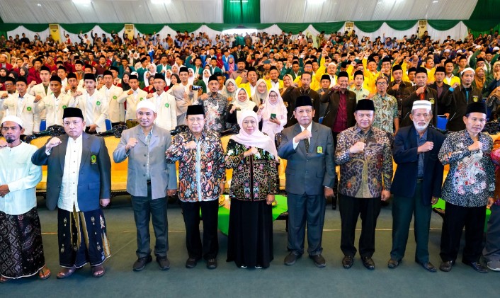 Khofifah Indar Parawansa, menghadiri dan memberikan pengarahan dalam acara Silaturahmi Akbar Sarjana dan Magister Lulusan PTKI/Ma’had Aly penerima beasiswa, surabaya, Sabtu, 20 Juli 2024, 