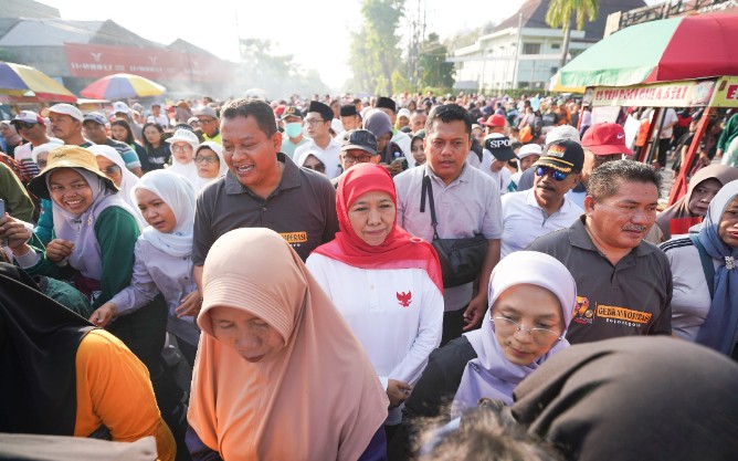 Khofifah Indar Parawansa bersama 7.000 peserta jalan sehat 'Mlaku Bareng' dalam rangka Hari Koperasi Ke-77 di Bojonegoro