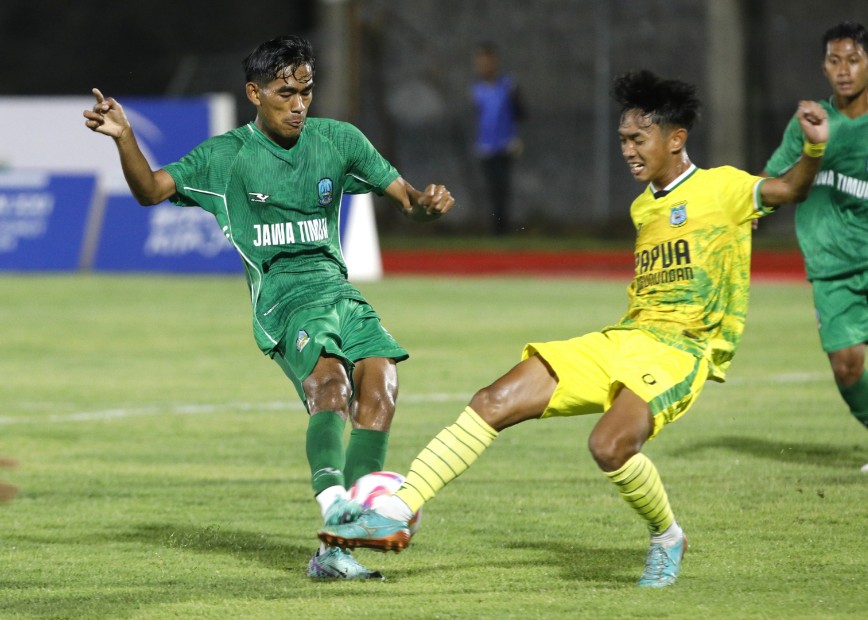 Tim Sepak Bola PON Jawa Timur (Jatim) saat melawan Papua Pegunungan dengan skor tipis 2-1 di laga pembuka PON XXI Aceh-Sumatera Utara