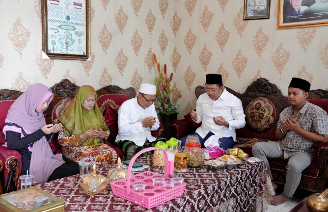 Lukmanul Khakim berkunjung dan bersilaturahmi ke kediaman Kiai Ahmad Hasan di lingkungan pondok pesantren yang terletak di Jombang, Kamis (26/9/2024).