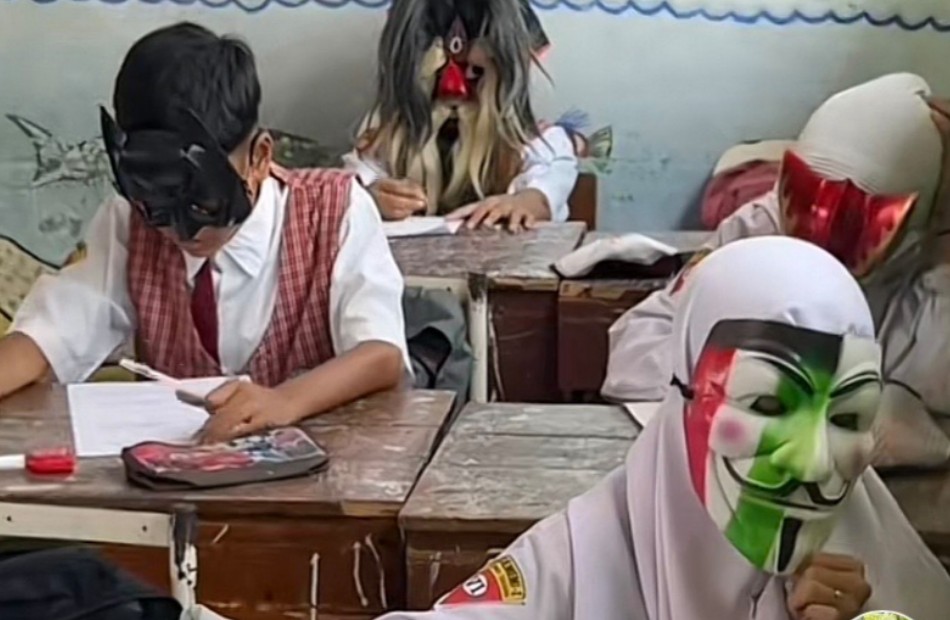 Video yang menampilkan siswa menggunakan topeng saat penilaian harian Matematika itu viral di media sosial. Metode kreatif ini ternyata bertujuan untuk menanamkan nilai kejujuran 