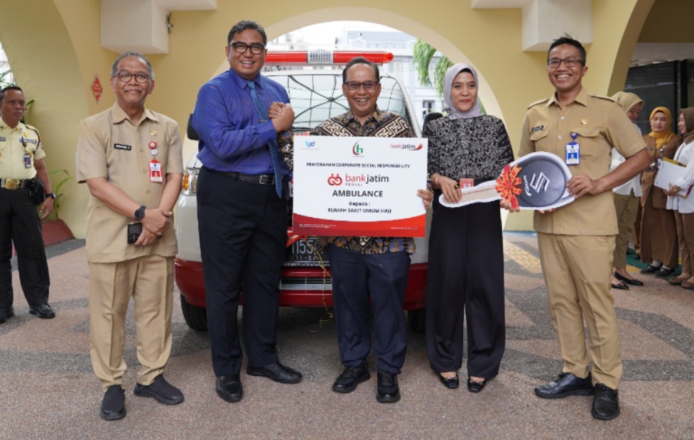 Bertempat di RSUD Haji Provinsi Jawa Timur, CSR diserahkan secara simbolis oleh Direktur Operasi bankjatim Arif Suhirman kepada Direktur Utama RSUD Haji dr.Tauhid Islamy