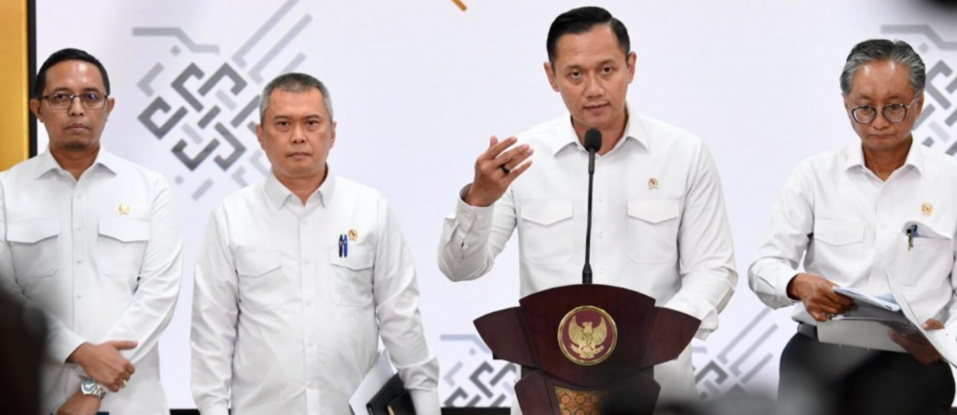 Menteri Koordinator Infrastruktur dan Pembangunan Kewilayahan Agus Harimurti Yudhoyono (AHY) memberikan keterangan pers kepada awak media di kompleks Istana Kepresidenan Jakarta, usai mengikuti rapat terbatas yang dipimpin Presiden Prabowo Subianto terkai