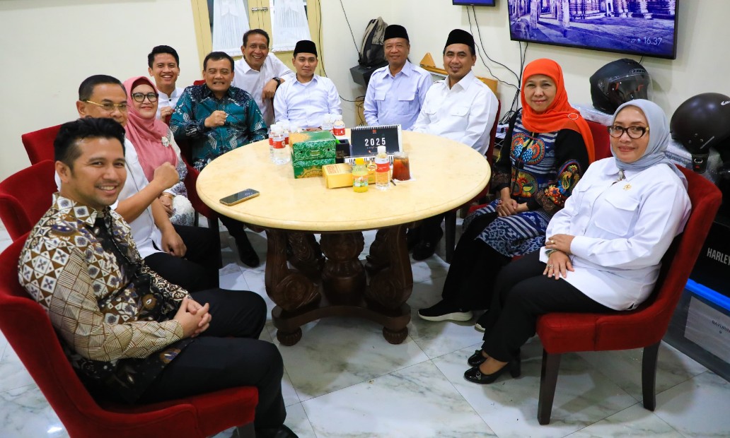 Gubernur Jawa Timur Khofifah Indar Parawansa dan Wakil Gubernur Emil Elestianto Dardak bersilaturahmi ke Presiden RI ke-7 Joko Widodo di kediamannya, Surakarta, Jumat (28/2).