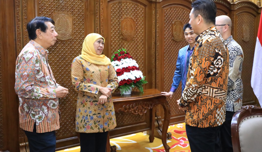 Khofifah saat berbagi ide dan gagasan bersama Apindo Jatim di Gedung Negara Grahadi, Surabaya, Rabu (9/4) malam.