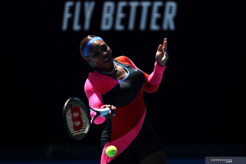 Petenis putri Amerika Serikat Serena Williams mengembalikan bola ke arah lawannya petenis Serbia Nina Stojanovic dalam laga babak kedua Turnamen Tenis Australia Terbuka, di Melbourne Park, Melbourne, Australia, Rabu (10/2/2021). Serena berhasil mengalahka