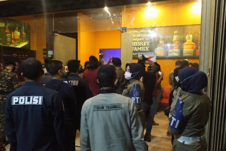 Aparat gabungan saat razia tempat hiburan di Surabaya