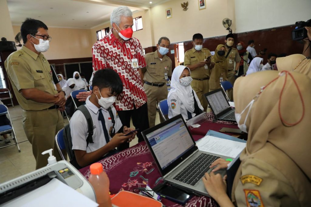 Gubernur Jawa Tengah Ganjar Pranowo  saat meninjau PPDB di SMAN 5 Semarang, Senin (20/6/2022)