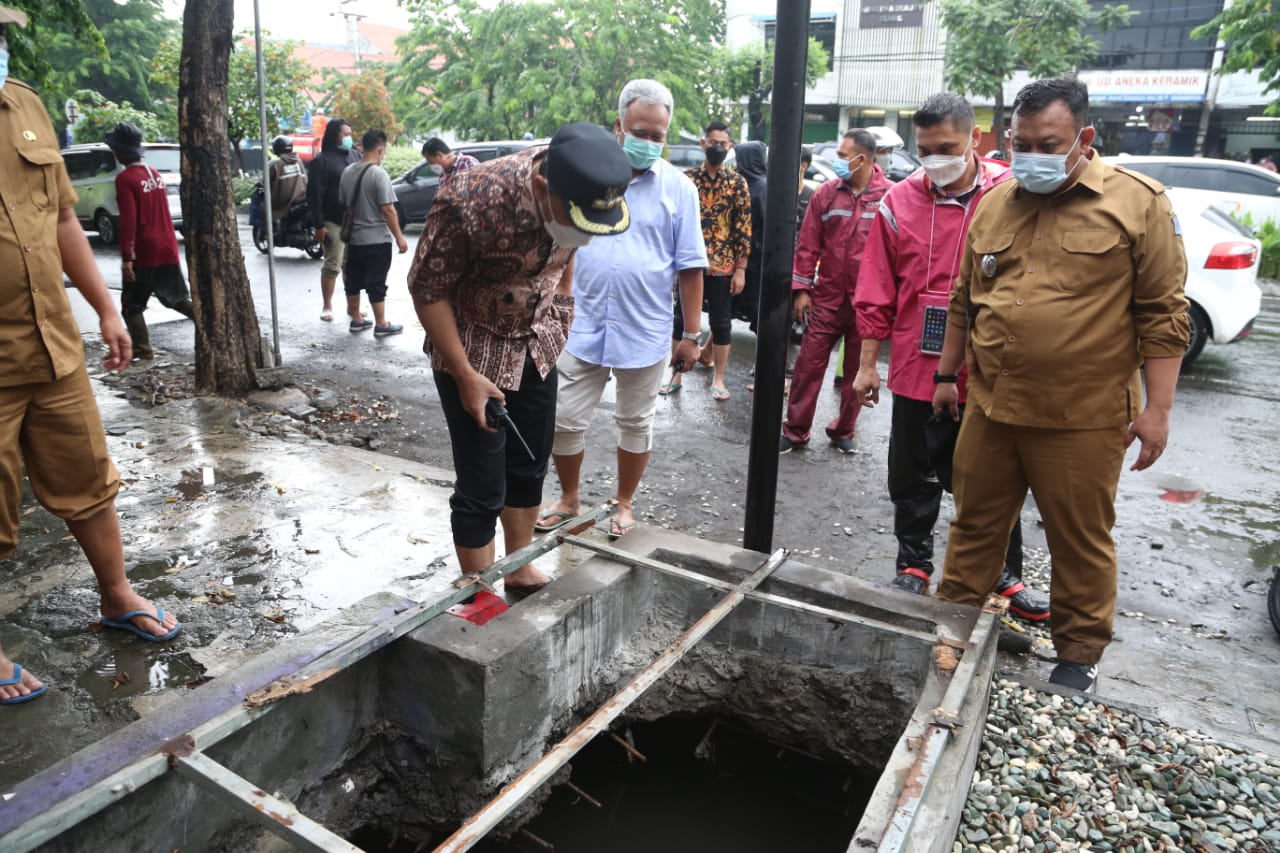 Wali Kota Surabaya Eri Cahyadi langsung bergerak untuk memantau kawasan Ngagel setelah hujan deras dan angin kencang melanda Kota Surabaya pada Selasa (18/1/2022).