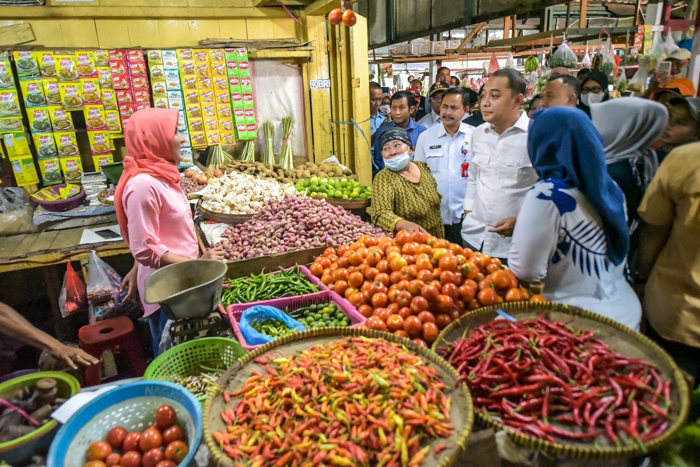 Wali Kota Surabaya Eri Cahyadi melakukan pengecekan harga maupun pasokan beras dan Minyakita di Pasar Pucang Anom, Rabu (15/2/2023)