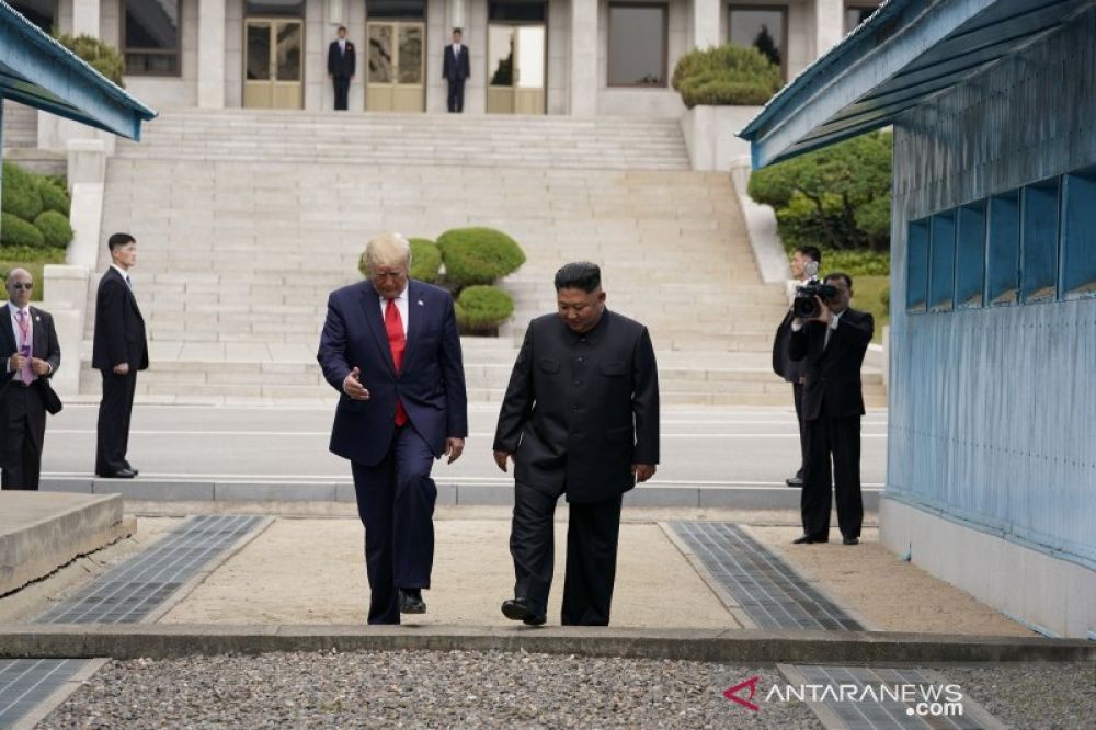 Presiden Amerika Serikat Donald Trump bertemu dengan pemimpin Korea Utara Kim Jong Un di zona demiliterisasi yang memisahkan dua Korea, di Panmunjom, Korea Selatan, Minggu (30/6/2019). ANTARA/REUTERS/Kevin Lamarque/aa. (REUTERS/KEVIN LAMARQUE)