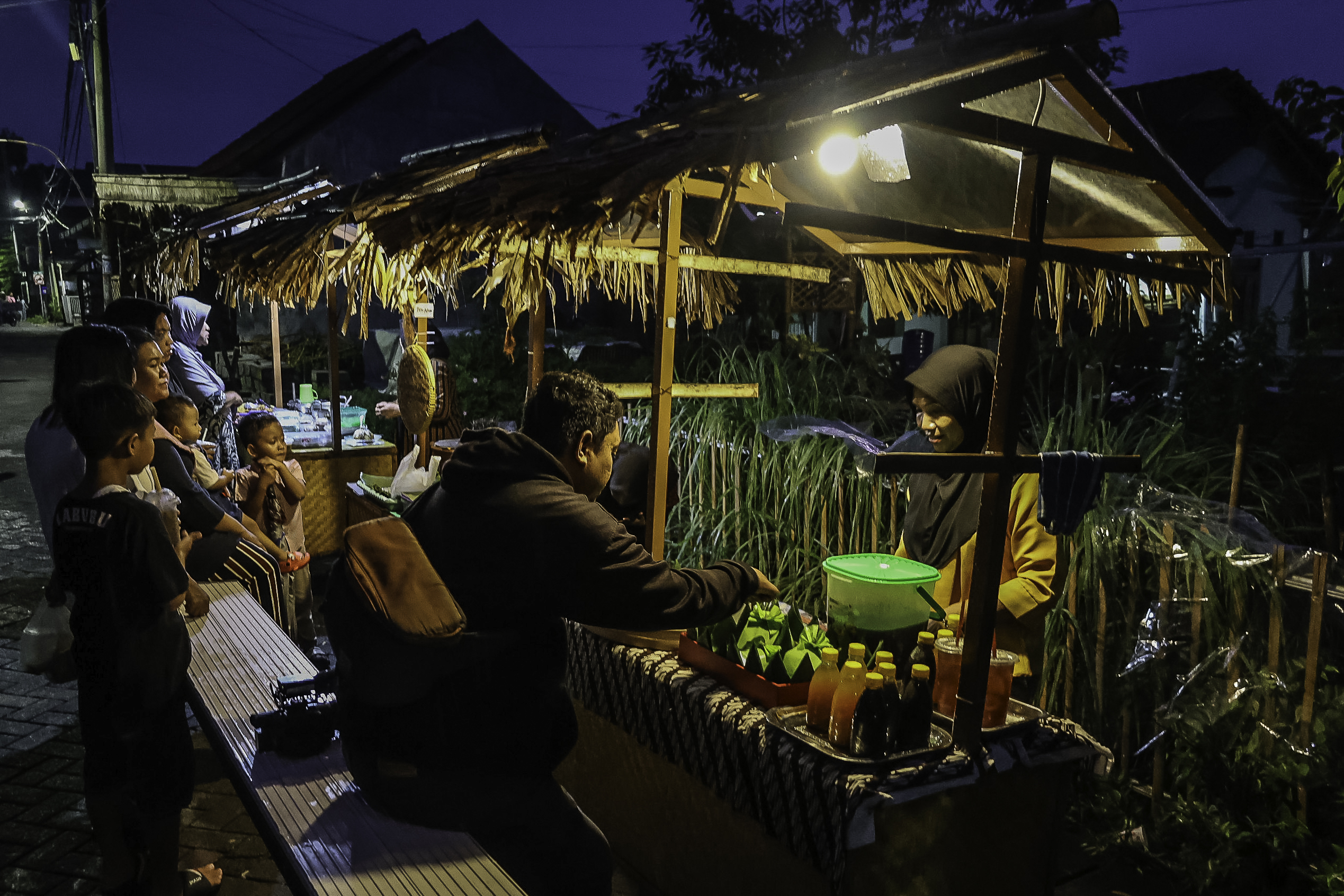 suasana Kampung Legenda yang berada di Lidah Kulon 3, RT 5, RW 2, Kecamatan Lakarsantri, Kota Surabaya.

 