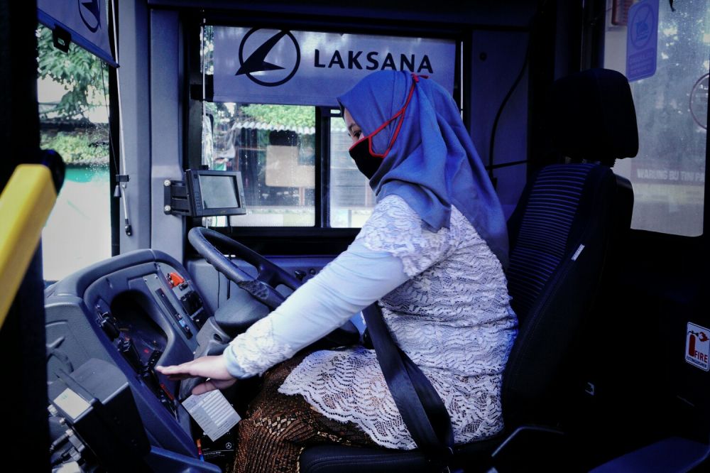 Tetap lincah meski berkebaya. Foto: Zul/HMP