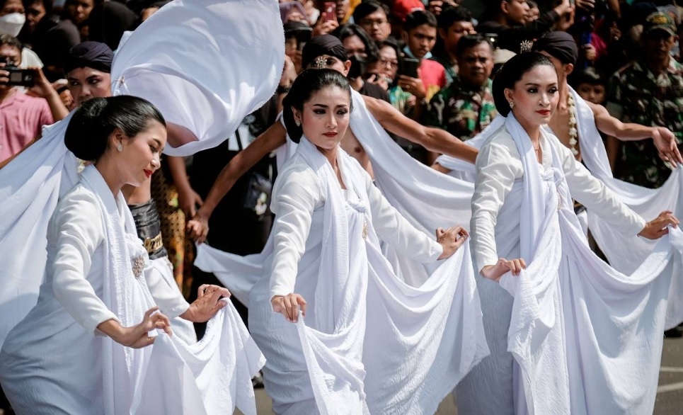 Menparekraf/Kabaparekraf) Sandiaga Salahuddin Uno mengapresiasi terselenggaranya event "Solo Menari 2023" yang berlangsung di berbagai titik Kota Solo dengan melibatkan ribuan pelaku seni khususnya seni tari. 