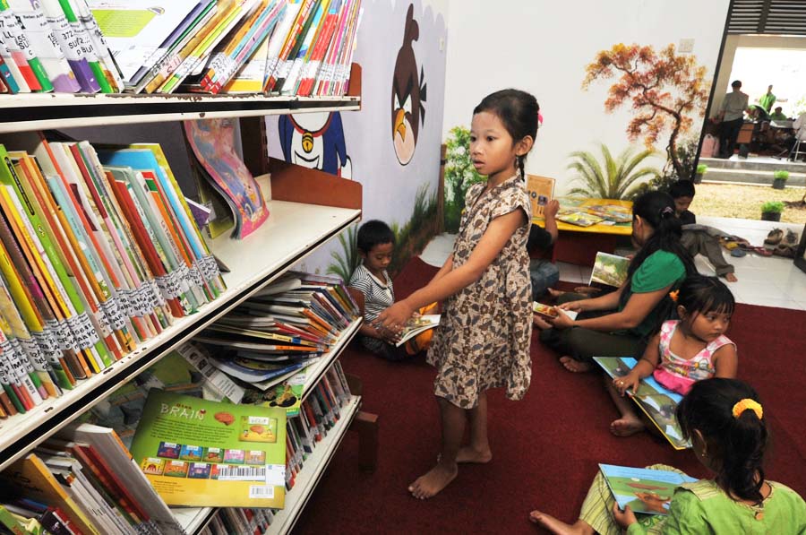 Menyambut Hari Buku Nasional (Harbuknas) yang jatuh pada Rabu, 17 Mei 2023, Wali Kota Surabaya Eri Cahyadi mendorong minat baca masyarakat.
