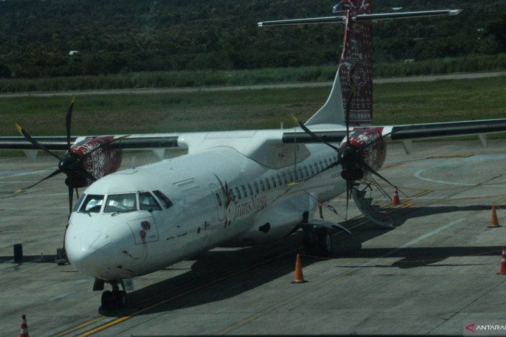 AMAN: Sebuah pesawat sedang parkir di Bandara El Tari Kupang, Nusa Tenggara Timur. ANTARA/Bernadus Tokan