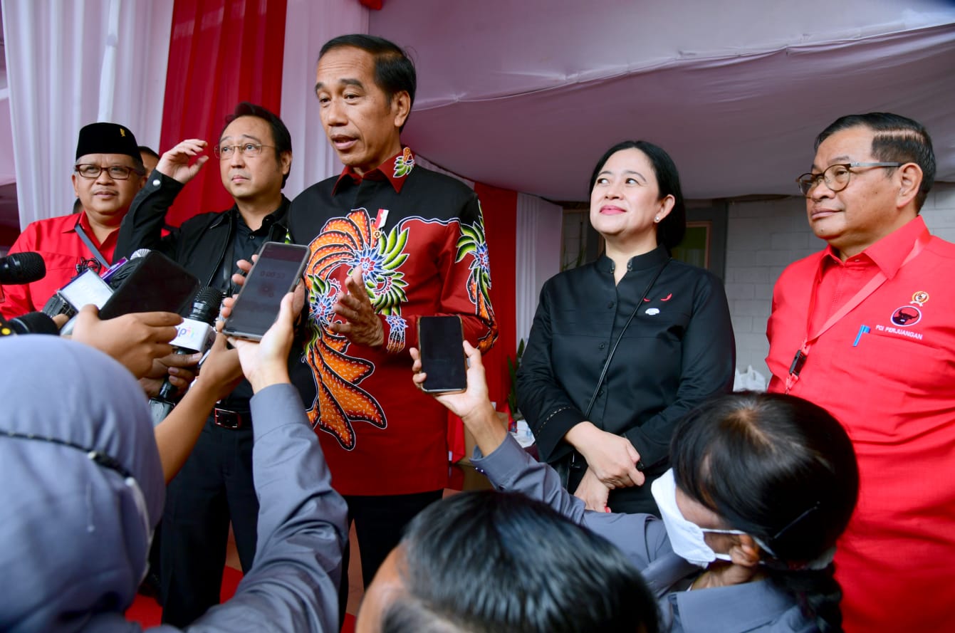 Presiden Jokowi didampingi Sekretaris Kabinet Pramono Anung memberikan keterangan pers usai menghadiri Peringatan HUT ke-50 PDI Perjuangan di JIExpo Kemayoran, Jakarta, Selasa (10/01/2023). (Foto: BPMI Setpres/Muchlis Jr)

