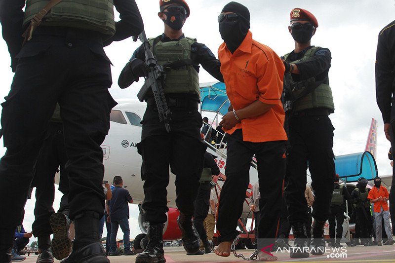 Petugas Detasemen Khusus (Densus) 88 membawa terduga teroris dari Lampung setibanya di Bandara Soekarno Hatta, Tangerang, Banten, Rabu (16/12/2020). ANTARA FOTO/Muhammad Iqbal/foc/aa. (ANTARA FOTO/MUHAMMAD IQBAL)