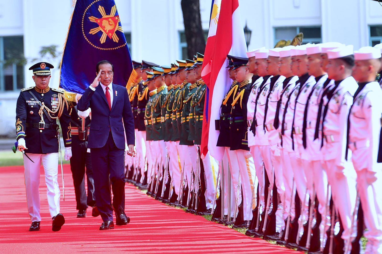 Tiba di Istana Malacanang, Presiden Jokowi Disambut Upacara Resmi