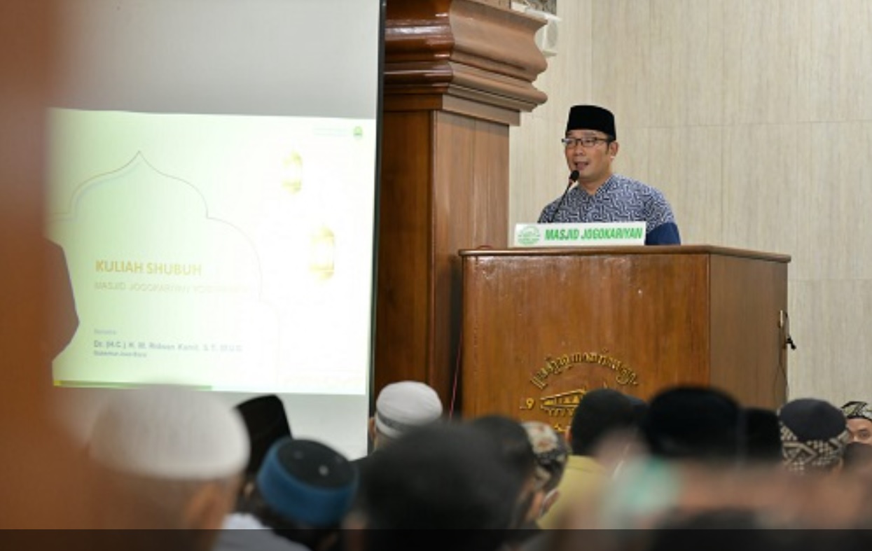 Gubernur Jawa Barat  Ridwan Kamil melaksanakan salat subuh berjamaah, dilanjutkan memberikan kuliah subuh bersama Mualaf Center Indonesia di Masjid Jogokariyan, Yogyakarta, Rabu (6/4/2022). 