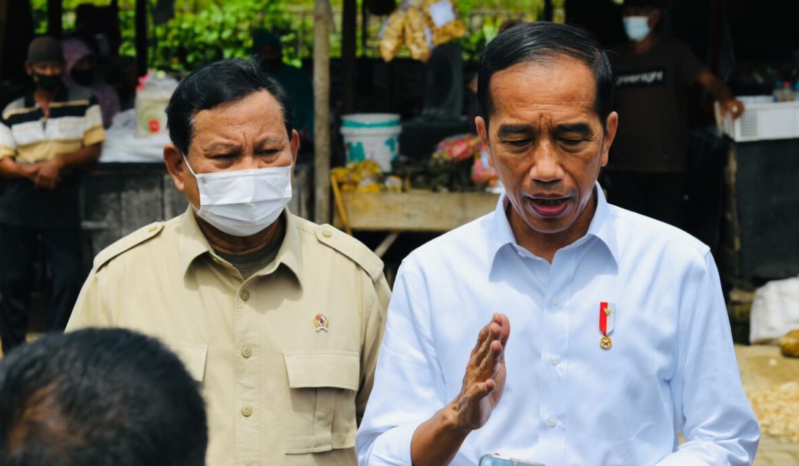 Presiden Joko Widodo memberikan keterangan pers di Pasar Bangkal Baru, Kabupaten Sumenep, Provinsi Jawa Timur, pada Rabu, 20 April 2022. Foto: BPMI Setpres/Laily Rachev