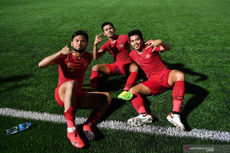  Pemain Timnas U-22 Indonesia Osvaldo Haay (tengah) bersama Saddil Ramdani (kiri) dan Nurhidayat merayakan kemenangan usai mengalahkan Timnas dok/Laos dalam pertandingan Grup B SEA Games 2019 di Stadion City of Imus Grandstand, Filipina, Kamis (5/12/2019)