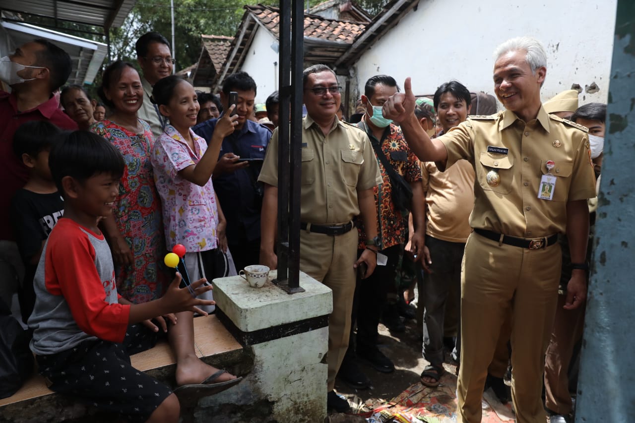 Gubernur Jawa Tengah Ganjar Pranowo meninjau beberapa lokasi terdampak banjir bandang akibat luapan Sungai Cibiyuk,  Senin (9/1/2023).