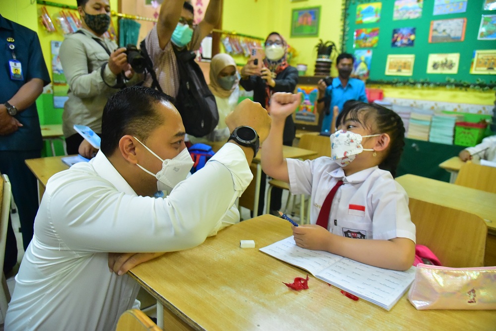 Wali Kota Surabaya Eri Cahyadi ketika mengunjungi sejumlah sekolah.