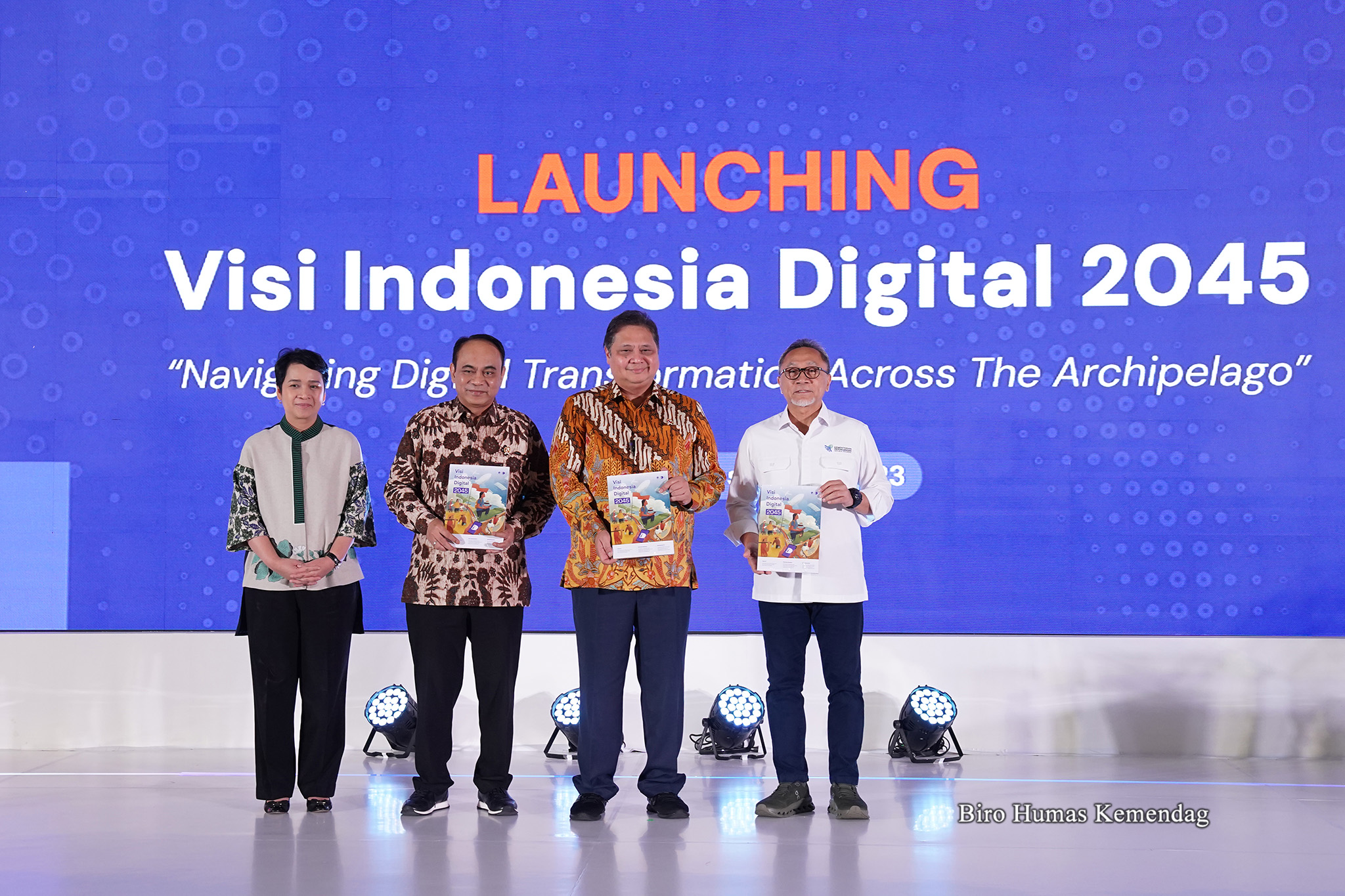 Menteri Perdagangan Zulkifli Hasan bersama Menteri Koordinator Bidang Perekonomian Airlangga Hartarto, Menteri Komunikasi dan Informatika Budi Arie Setiadi, serta Menteri Pariwisata dan Ekonomi Kreatif Sandiaga Salahuddin Uno  dalam Peluncuran Visi Indone