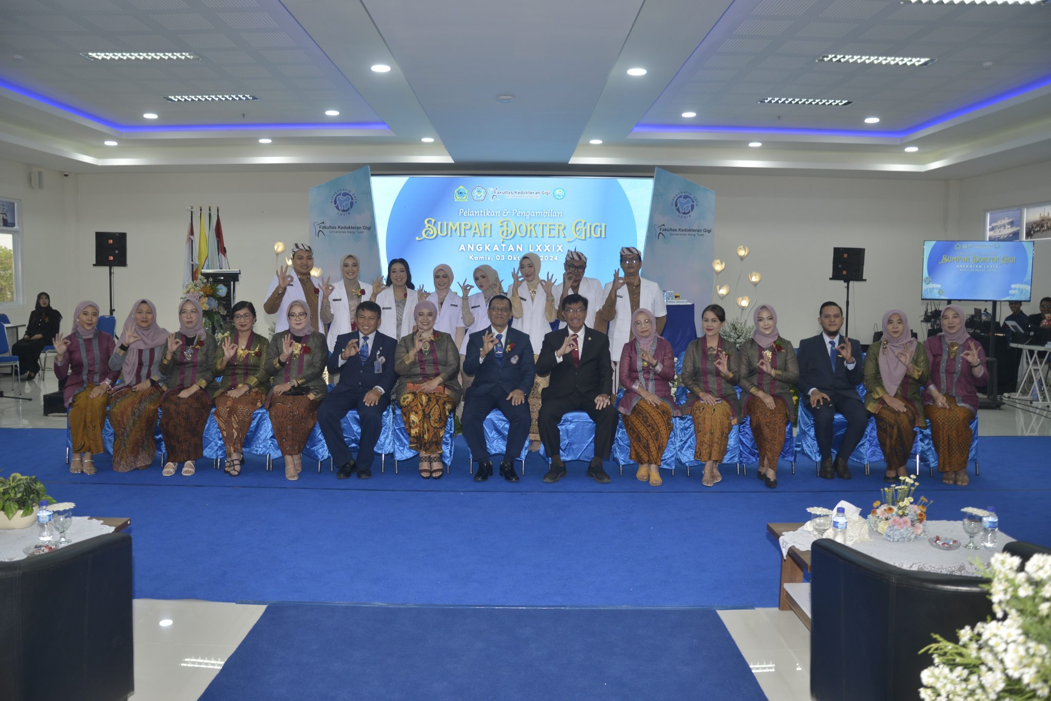  Universitas Hang Tuah (UHT) kembali melaksanakan prosesi pengambilan sumpah dan pelantikan 8 dokter gigi baru dari Fakultas Kedokteran Gigi (FKG) Angkatan ke-79