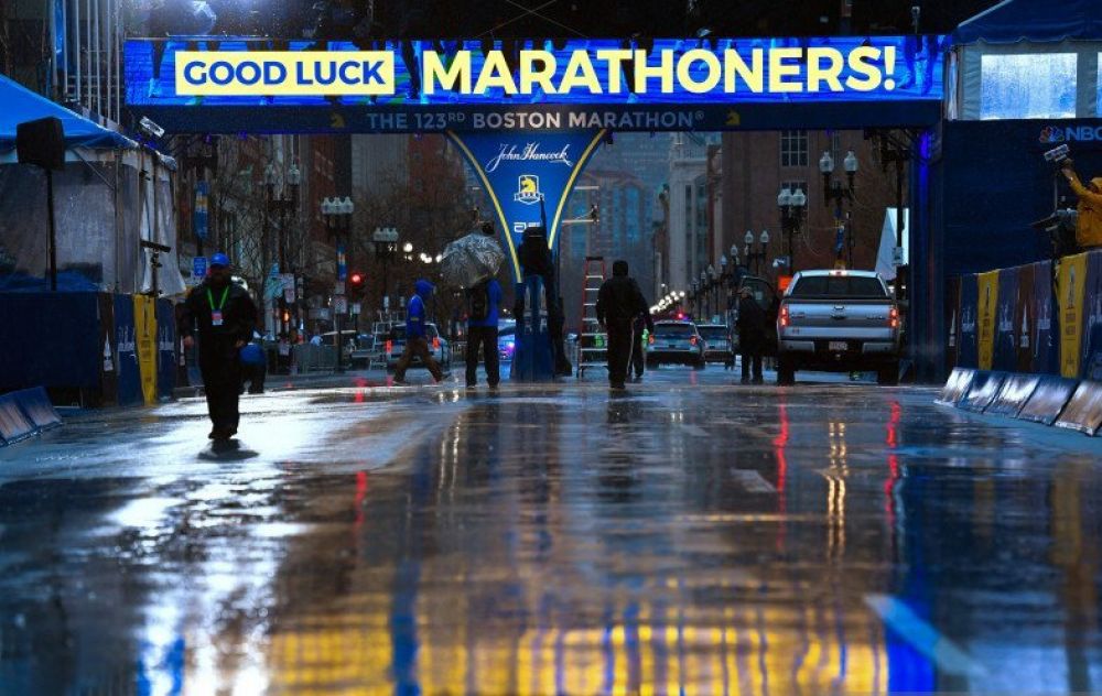 Seorang kru mempersiapkan garis akhir sebelum dimulainya Boston Marathon ke-123 di Boston, Massachusetts, Amerika Serikat, Senin (15/4/2019). ANTARA FOTO/REUTERS/Gretchen Ertl/wsj/cfo