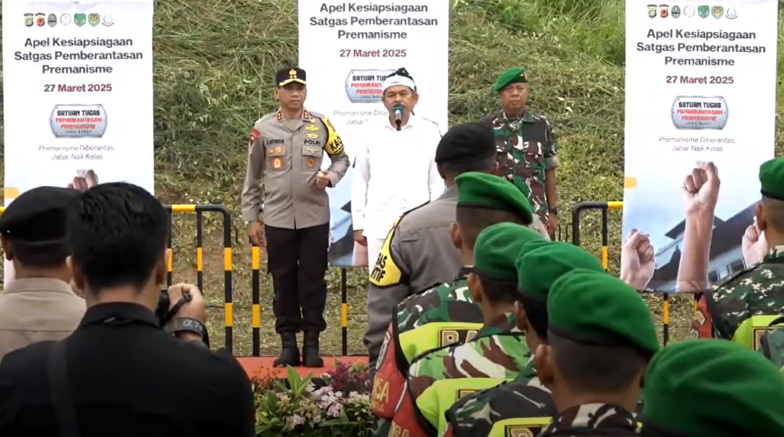 Gubernur Jawa Barat, Dedi Mulyadi, memimpin Apel Kesiapsiagaan Satgas Anti-Premanisme di kawasan industri Karawang International Industrial City (KIIC), Kamis (27/3).