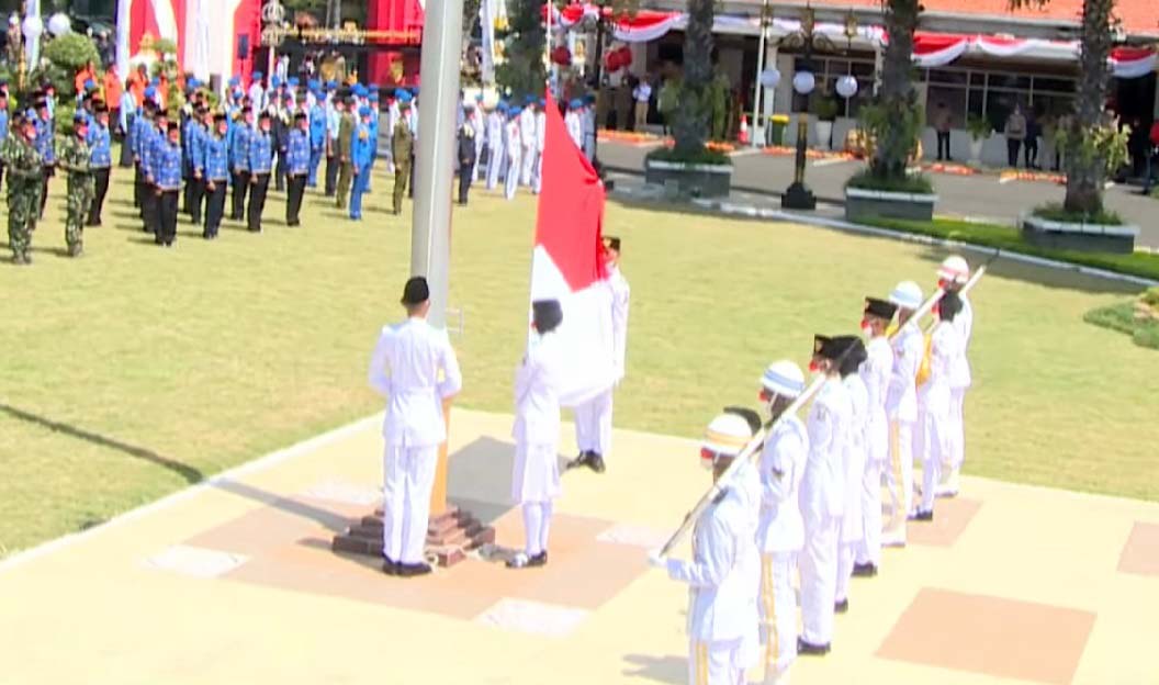 upacara kenegaraan memperingati HUT ke 77 Kemerdekaan RIdi Gedung Negara Grahadi Surabaya, Rabu (17/8).