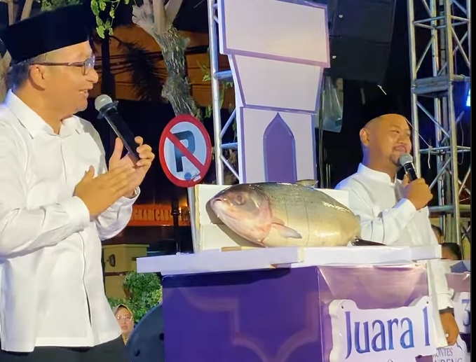 Bupati Gresik Fandi Akhmad Yani saat melelang Kompetisi Kontes Bandeng Kawak 2025