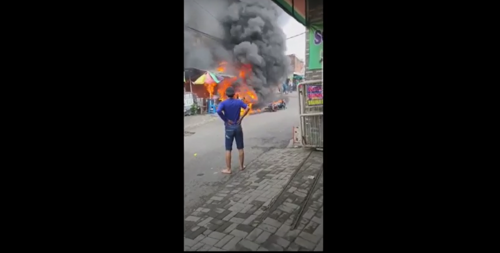 Kios Bensin Eceran  di Lebak Jaya Utara Surabaya Terbakar