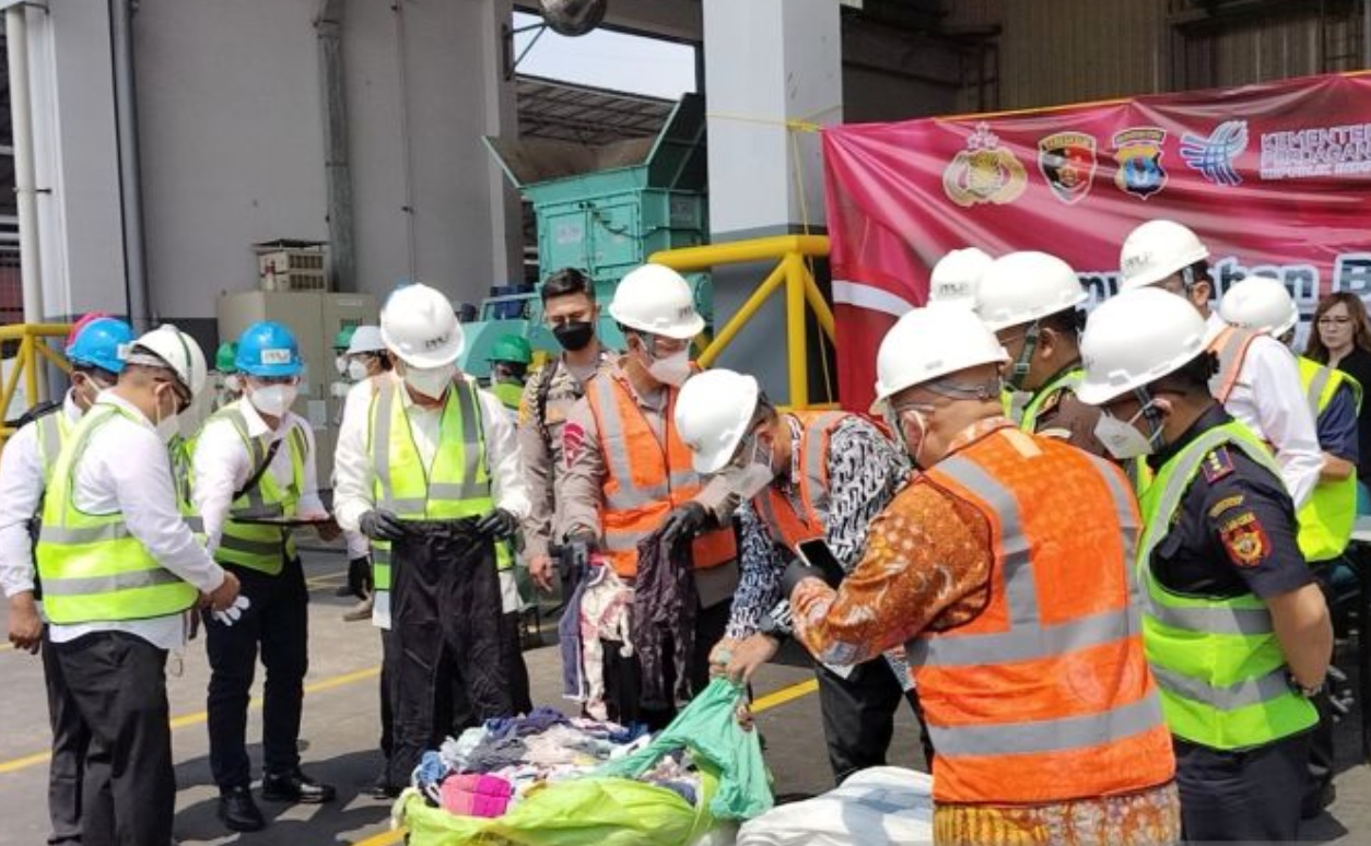 Polisi memusnahkan pakaian bekas impor (thrifting) di tempat pengolahan limbah PT Prasadha Pamunah Limbah Industri (PPLI), Kabupaten Bogor, Jawa Barat, Rabu (20/9/2023). (ANTARA/M Fikri Setiawan)