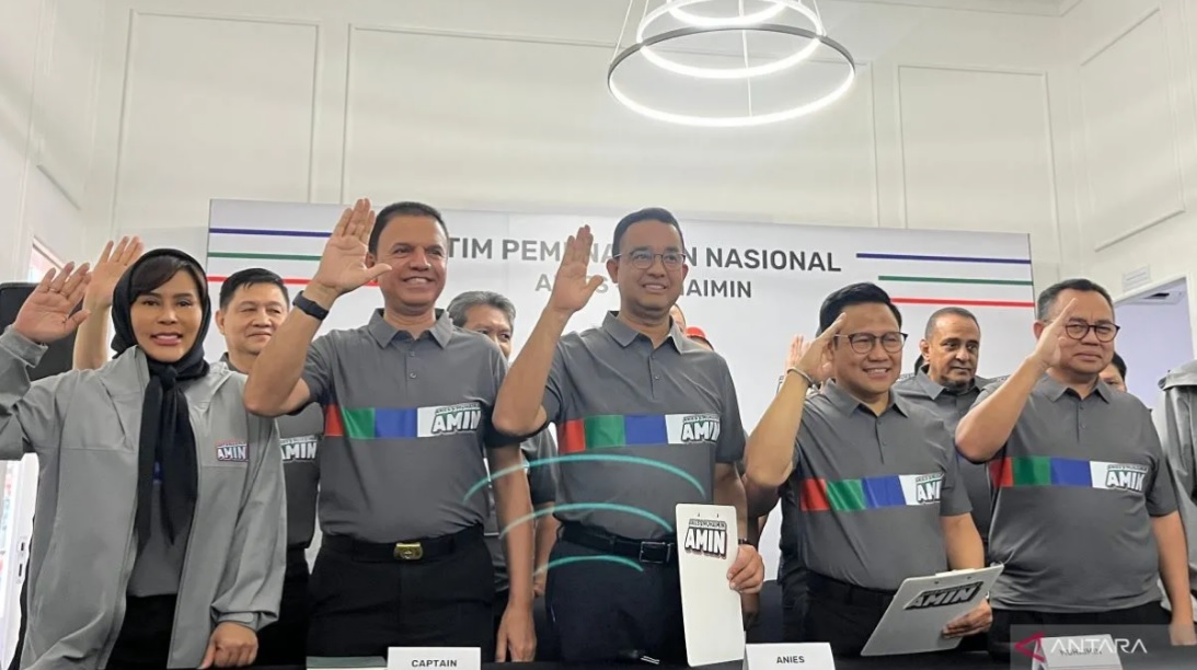 Calon presiden Anies Baswedan (tengah) didampingi calon wakil presiden Muhaimim Iskandar (dua kanan) dan 'Captain' Timnas AMIN Muhammad Syaugi Alaydrus (dua kiri) saat memberikan keterangan pers di Jakarta, Selasa (14/11/2023)