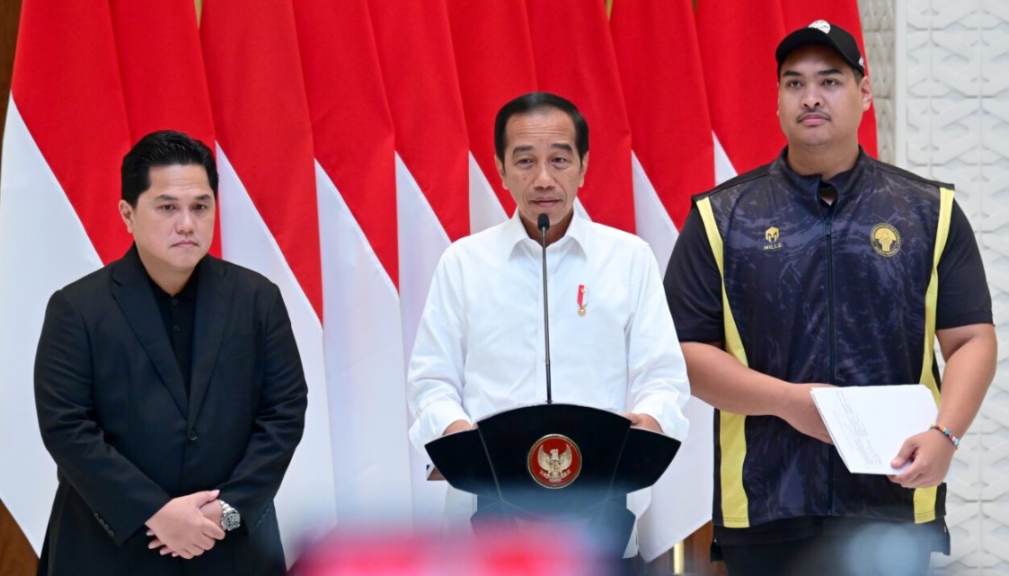 Presiden Joko Widodo menyampaikan keterangannya kepada awak media pada Senin, 4 Desember 2023, di Pangkalan TNI AU Halim Perdanakusuma, Jakarta. Foto: BPMI Setpres/Muchlis Jr