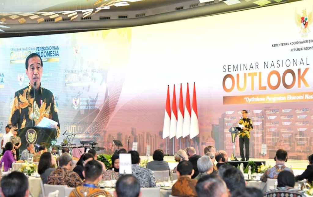 Presiden Joko Widodo menyampaikan sambutan pada acara Outlook Perekonomian Indonesia yang diselenggarakan di Hotel St. Regis, Jakarta, Jumat, 22 Desember 2023. Foto: BPMI Setpres/Vico