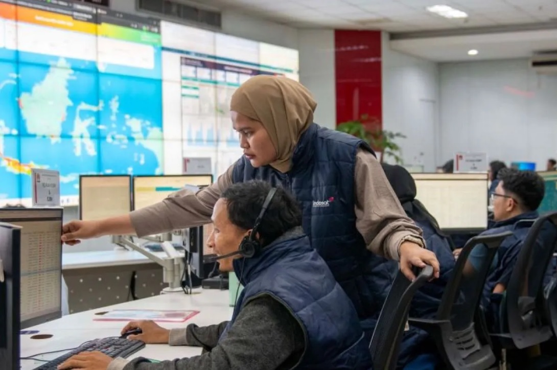 Sejumlah petugas berdiskusi saat berada di Command Center Indosat Ooredoo Hutchison (IOH) di Jakarta