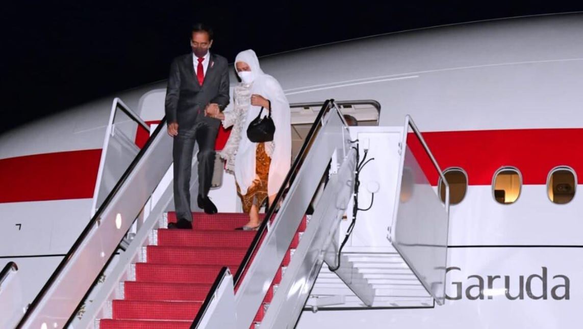 Presiden Joko Widodo dan Ibu Iriana Joko Widodo beserta rombongan tiba di Pangkalan Militer Andrews, Washington DC, Amerika Serikat, Selasa, 10 Mei 2022 sekitar pukul 21.40 waktu setempat (WS) atau Rabu, 11 Mei 2022 pukul 08.40 WIB. Foto: BPMI Setpres/Muc