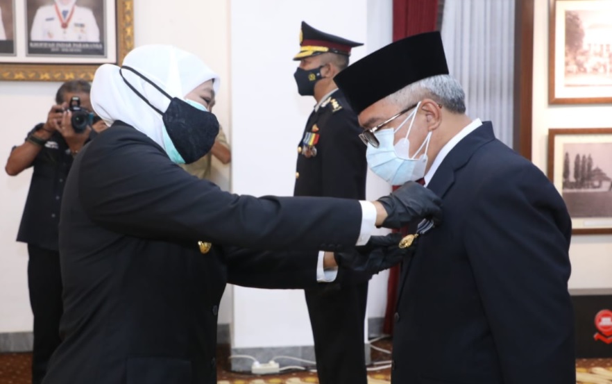Gubernur Jawa Timur Khofifah Indar Parawansa menyematkan Tanda Kehormatan Satyalencana Karya Satya kepada ASN Jatim di Gedung Negara Grahadi, Surabaya, Kamis (12/8/2021)/ foto: Humas Pemprov Jatim