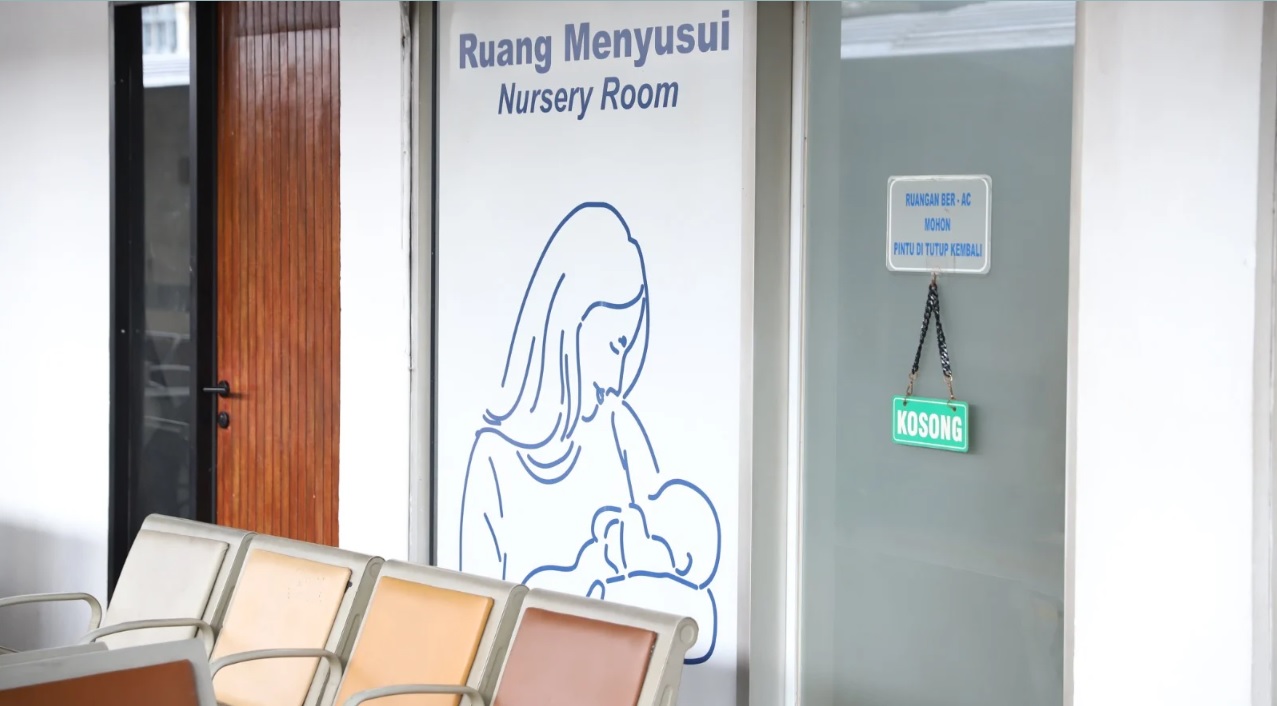KAI turut serta dalam mendukung peran ibu menyusui dengan menyediakan Ruang Menyusui atau Ruang Laktasi di 178 Stasiun Kereta Jarak Jauh, Kereta Komuter, LRT Jabodebek, dan Kereta Bandara