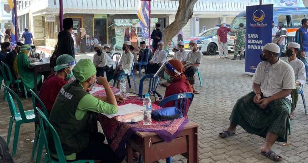 Plaksanaan vaksinasi oleh DPW Partai Nasdem Jatim di Ponpes Zainul Hasan Genggong Probolinggo