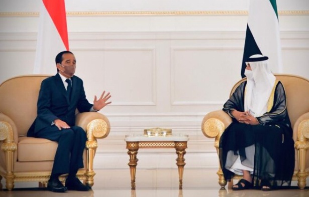 Presiden Joko Widodo tiba di Abu Dhabi, Persatuan Emirat Arab (PEA) pada Selasa, 2 November 2021. Foto: BPMI Setpres/Laily Rachev