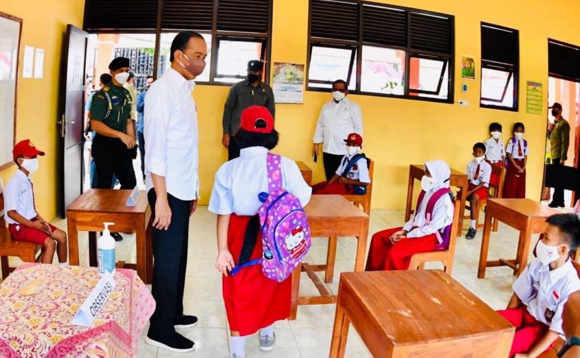 Presiden Joko Widodo meninjau pelaksanaan vaksinasi Covid-19 anak usia 6-11 tahun di SDN 3 Nglinduk, Kabupaten Grobogan, Jawa Tengah pada Rabu, 5 Januari 2022. Foto: BPMI Setpres/Laily Rachev