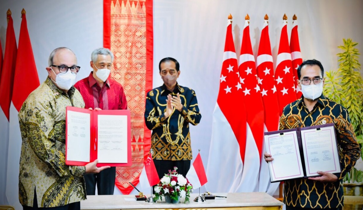 Presiden Joko Widodo dan Perdana Menteri (PM) Singapura Lee Hsien Loong dalam pernyataan pers  di Ruang Salon and Library, The Sanchaya Resort Bintan, Kabupaten Bintan, Provinsi Kepulauan Riau, pada Selasa, 25 Januari 2022.