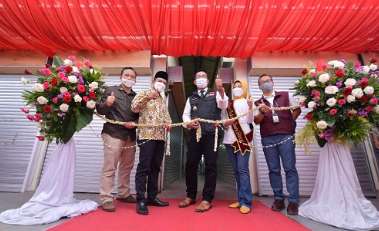  Gubernur Jawa Barat Ridwan Kamil meresmikan revitalisasi Pasar Rakyat Baleendah di Kabupaten Bandung, Jumat (15/4/2022)