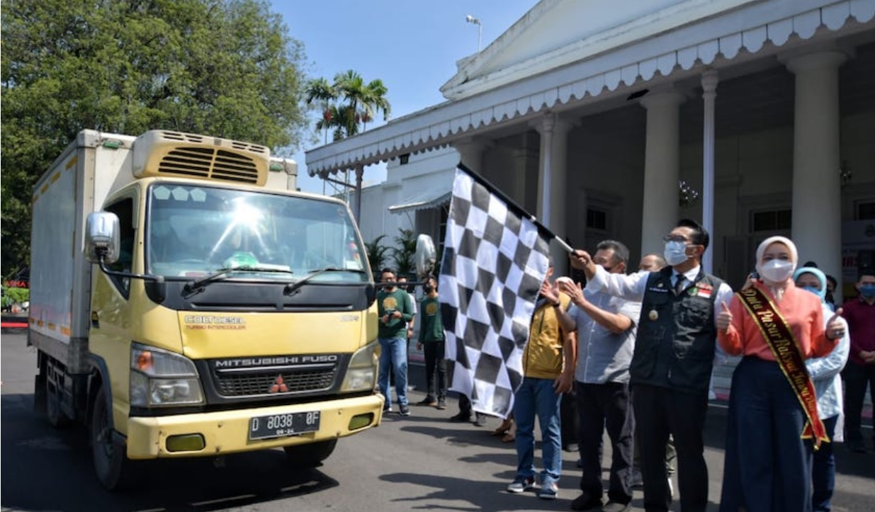 Gubernur Jawa Barat Mochamad Ridwan Kamil melepas pengiriman perdana minyak goreng curah bersubsidi Program Pemesanan Minyak Goreng Via Aplikasi Sapawarga Buat Ibu-Ibu Dimana-mana atau yang disebut juga dengan Pemirsa Budiman, di Gedung Pakuan, Kota Bandu